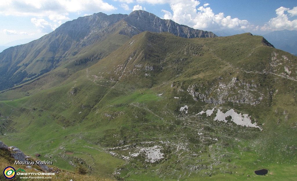 48 Panorama verso il Monte Vindiolo e il Menna....JPG